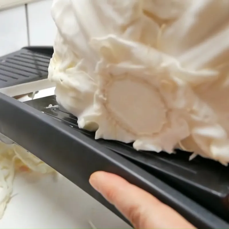 Bắp cải trắng sau khi bào cần được rửa lại với nước muối loãng để đảm bảo an toàn thực phẩm