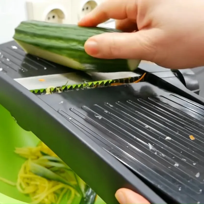 Tỏi và hành tím băm nhuyễn chuẩn bị cho quá trình tạo hương vị đặc trưng cho món gỏi