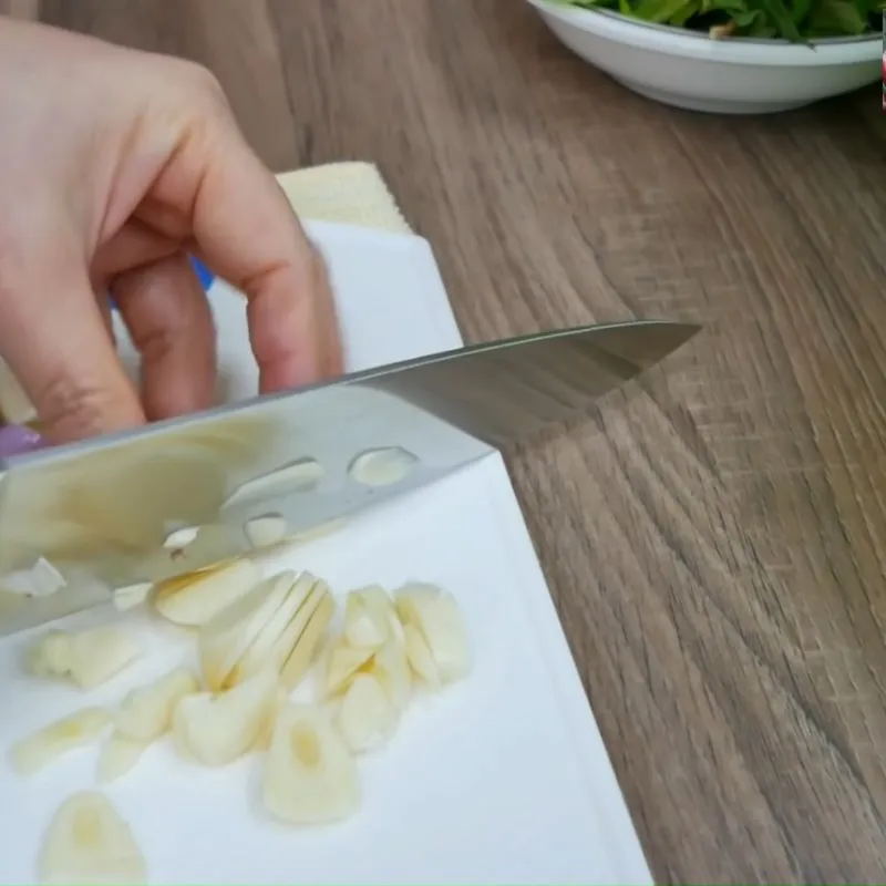 Ớt sừng đỏ không chỉ tạo vị cay mà còn tạo màu sắc bắt mắt cho nước mắm trộn gỏi bắp cải thịt bò