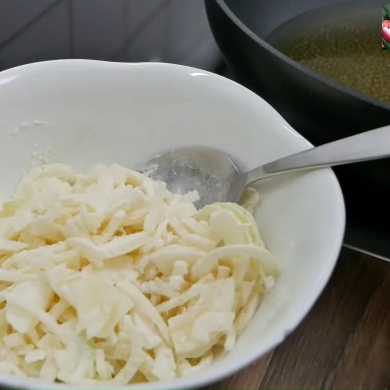 Hành tây tẩm bột bắp trước khi phi sẽ giữ được độ giòn lâu hơn khi trộn vào gỏi