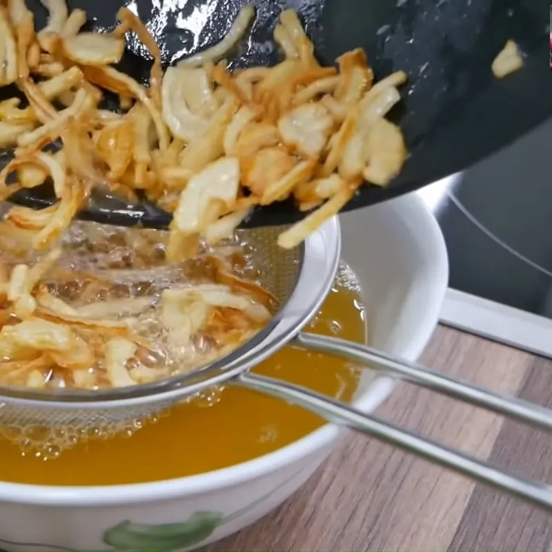 Phi hành tỏi ở lửa trung bình để tránh việc bị cháy khét gây đắng cho món gỏi bắp cải thịt bò