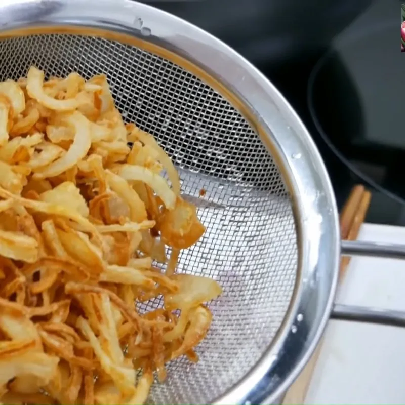 Cắt thịt bò ngang sớ là bí quyết hàng đầu để miếng thịt trong món gỏi bắp cải thịt bò không bị dai