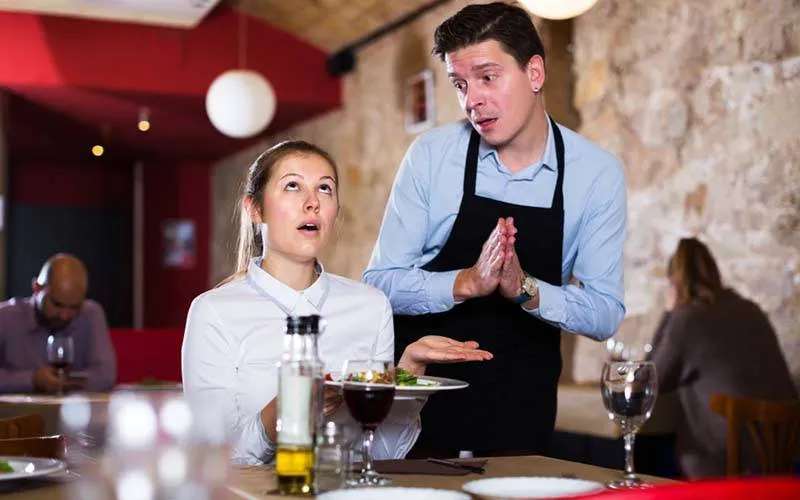 Nhân viên đang ghi order