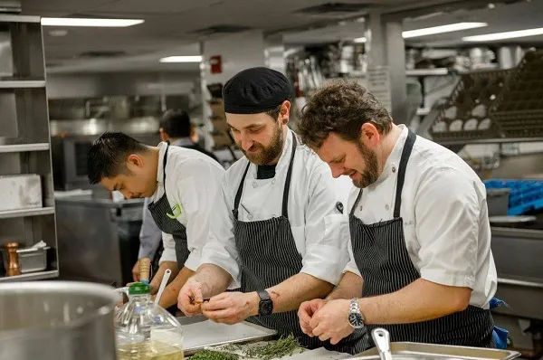 Không gian bếp nhà hàng Hàn Quốc hiện đại với thiết bị inox chuyên dụng