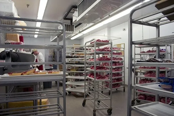 Khu sơ chế rau củ và thịt trong bếp nhà hàng