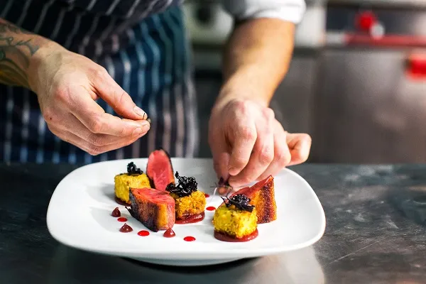 Khu bếp nấu với bếp gas công nghiệp và nồi inox lớn