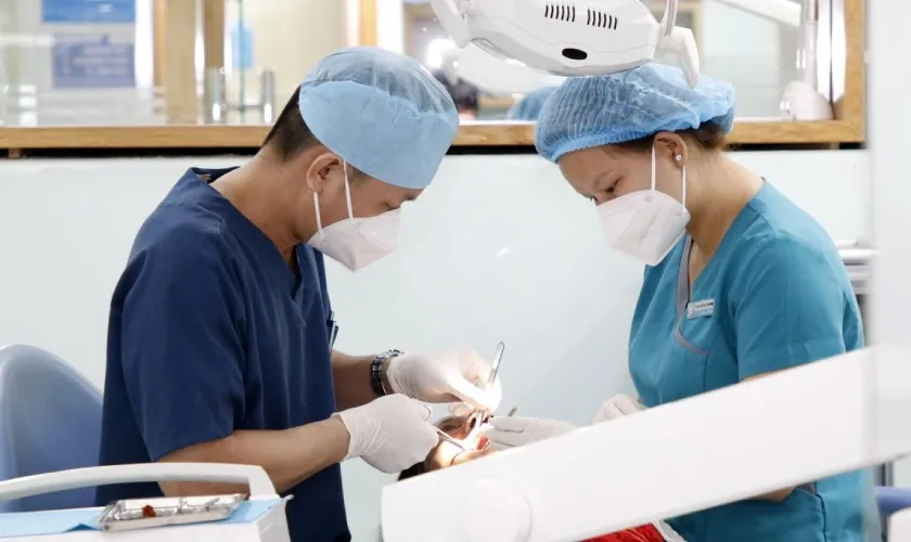 Bác sĩ thực hiện quy trình trám răng thẩm mỹ an toàn