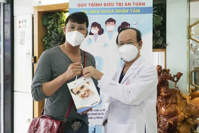 Khách hàng trải nghiệm dịch vụ tại nha khoa uy tín