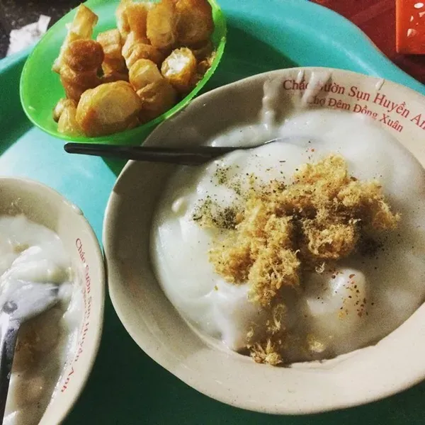 Tô cháo lòng nóng hổi với quẩy giòn, hành lá và các loại nội tạng được chế biến sạch sẽ