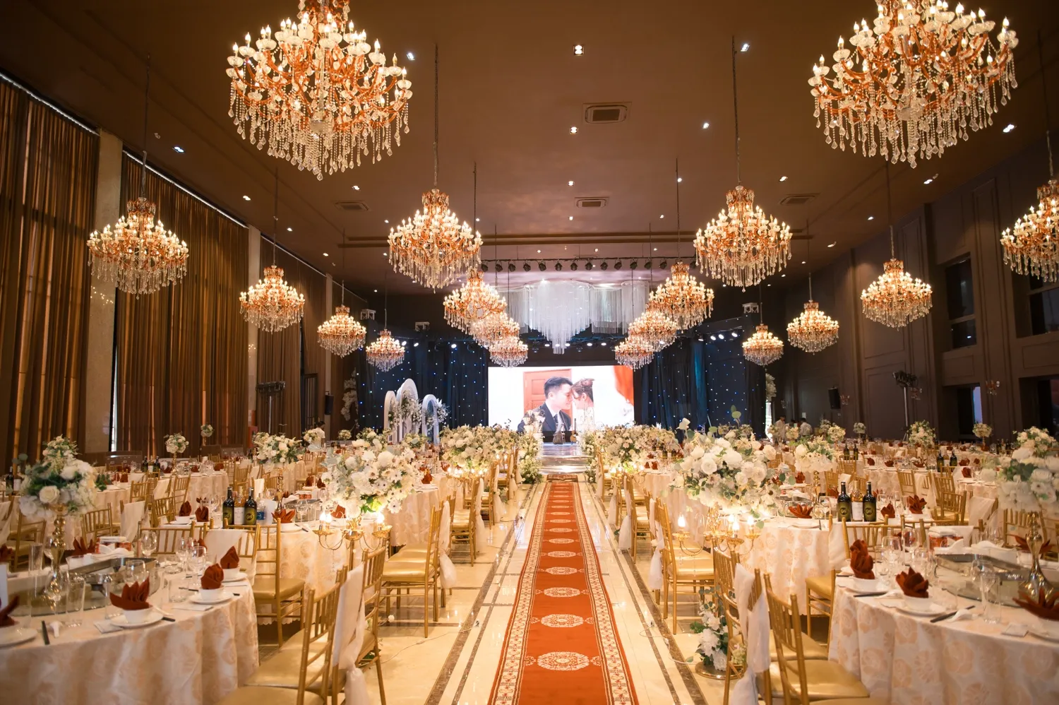 Không gian tiệc cưới sang trọng tại Trống Đồng Palace với thiết kế châu Âu cổ điển