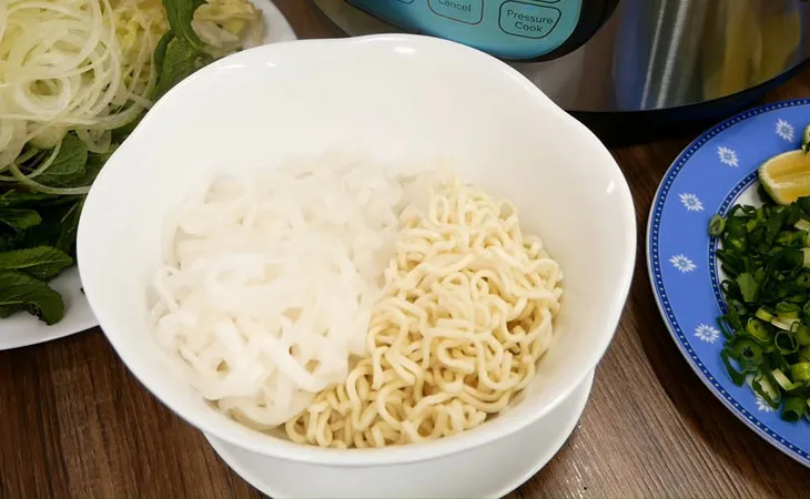 Tô hủ tiếu sườn kho hoàn chỉnh với rau thơm, sẵn sàng phục vụ