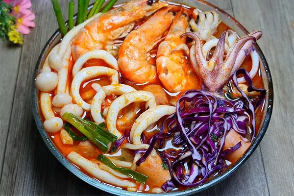 Tô mì cay nóng hỏi