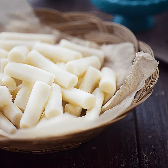 Hình ảnh bánh gạo hàn quốc dạng thỏi trắng mịn truyền thống