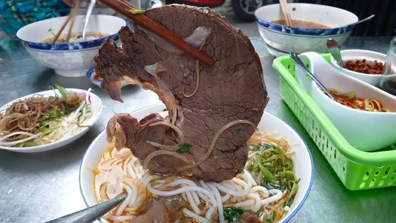 Bún bò Hồ Ếch với thịt bò thái miếng to