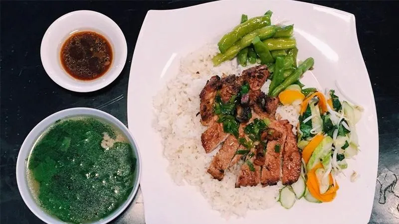 Cơm tấm Chánh Hưng với sườn nướng thơm lừng