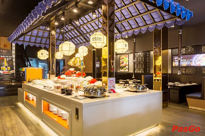 Không gian nội thất King BBQ mang đậm phong cách Hàn Quốc với bàn nướng âm và ghế ngồi truyền thống