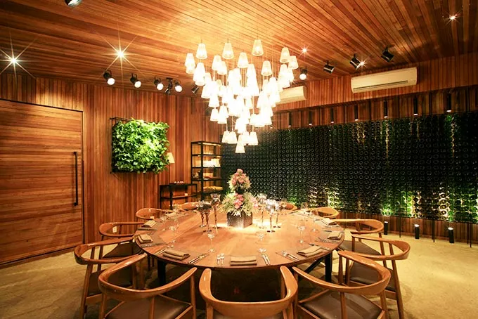 Phòng VIP tại The LOG được thiết kế từ gỗ tự nhiên với gam màu trầm sang trọng