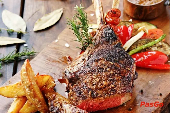 Phòng VIP tại Moo Beef Steak với thiết kế Châu Âu sang trọng và ánh sáng vàng ấm