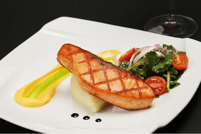 Không gian fine dining Pháp tại Au Delice Lê Văn Hưu, với thiết kế tối giản sang trọng và ánh đèn vàng ấm