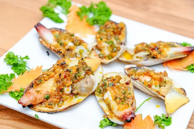 Bàn tiệc hải sản thịnh soạn tại quán ăn ngon gần Mỹ Đình