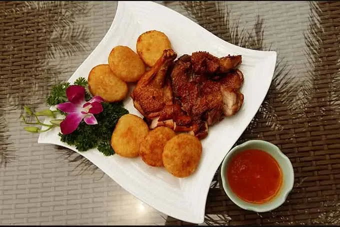 Không gian sân vườn của quán ăn ngon gần Mỹ Đình