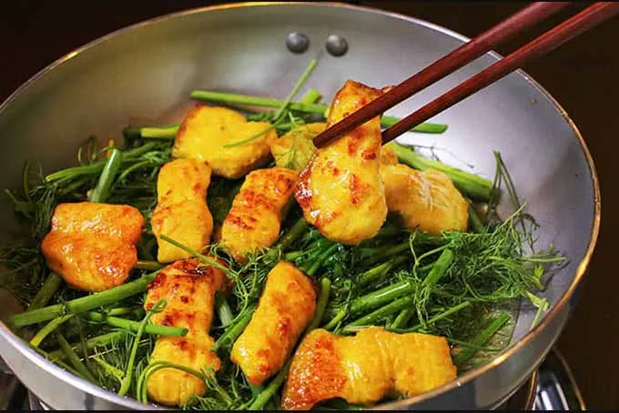 Thưởng thức chả cá lăng tại quán ăn ngon gần Mỹ Đình