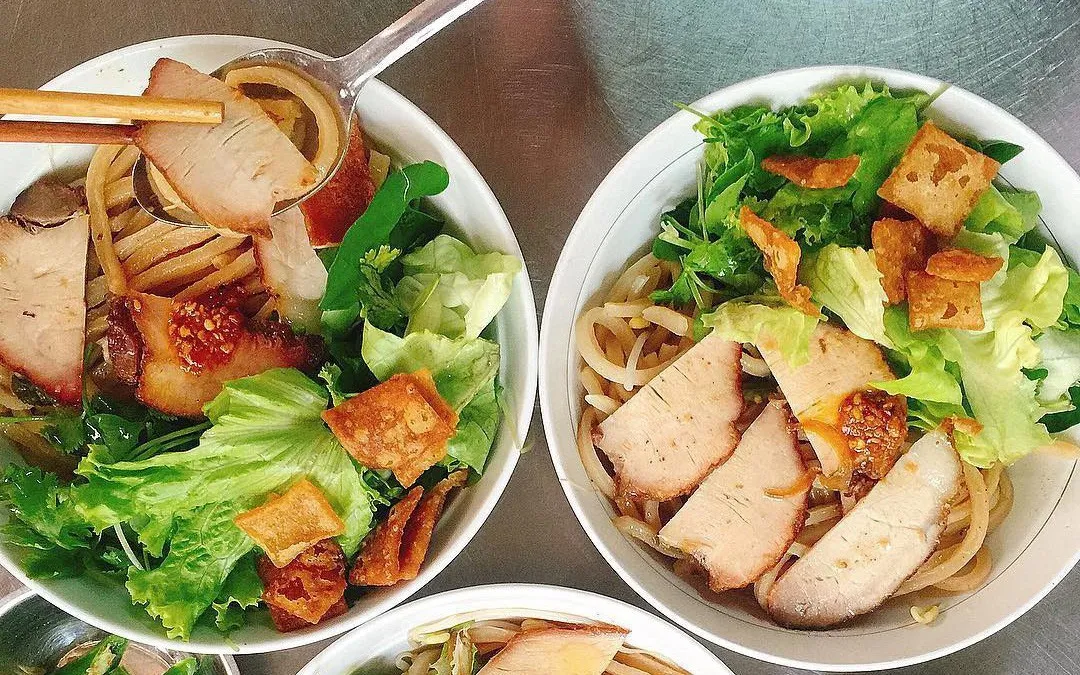 Tô cao lầu Thanh với sợi mì vàng, thịt xá xíu và rau thơm