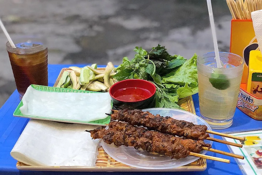 Đĩa thịt nướng bánh ướt với rau sống và nước chấm