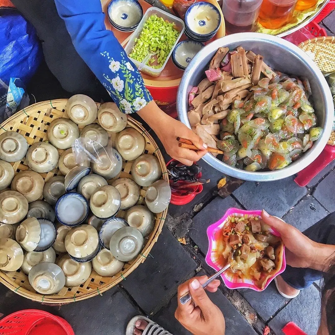 Chén bánh bèo bánh nậm với nhân tôm thịt và ram giòn