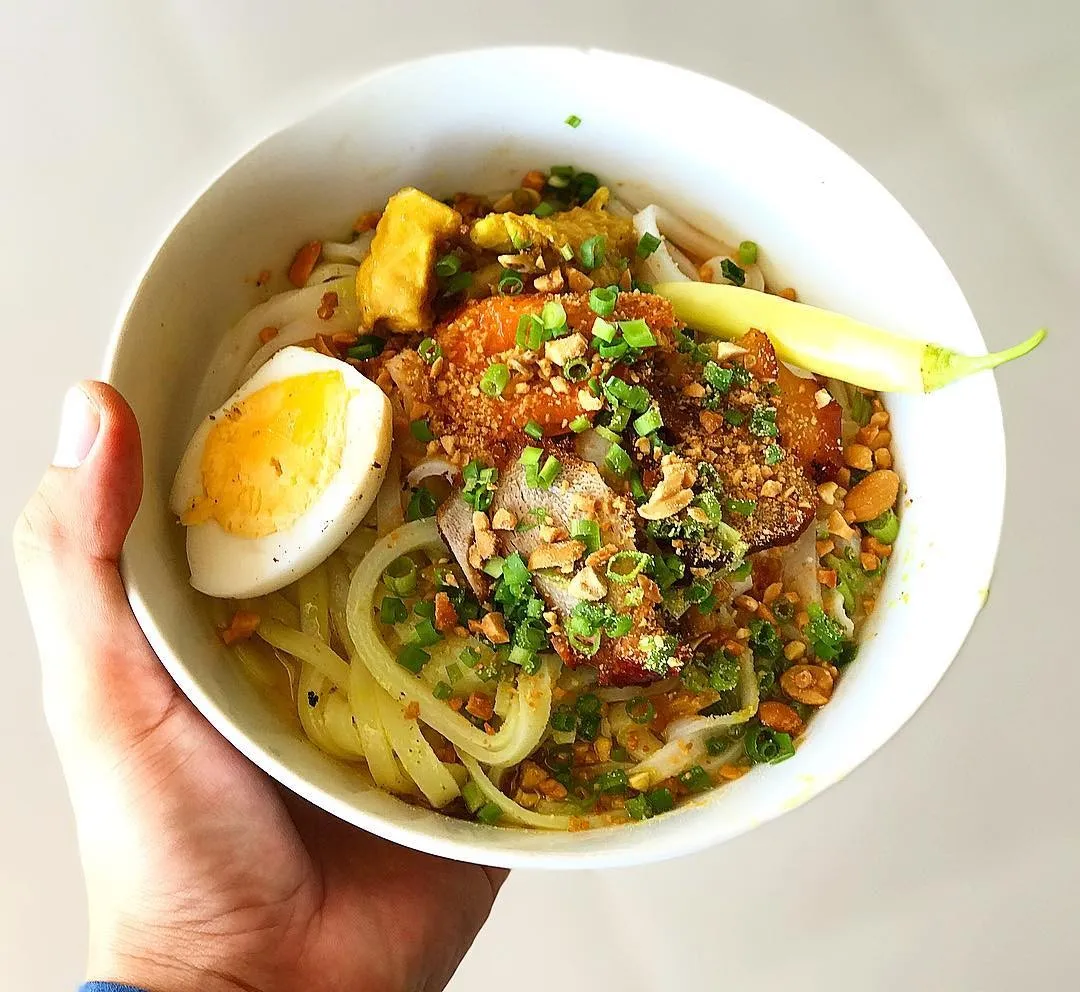 Tô mì Quảng Bà Minh với đầy đủ topping và rau sống