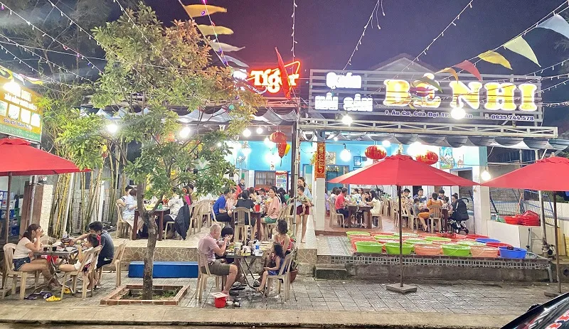 Nhà hàng hải sản Bé Nhi với không gian thoáng mát bên bờ biển Cửa Đại