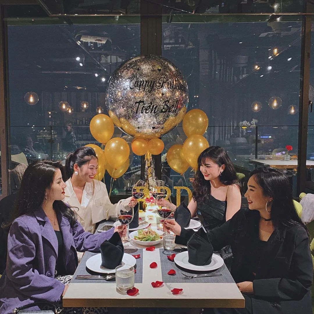 Vẻ đẹp khó cưỡng của Panorama Restaurant khi lên đèn