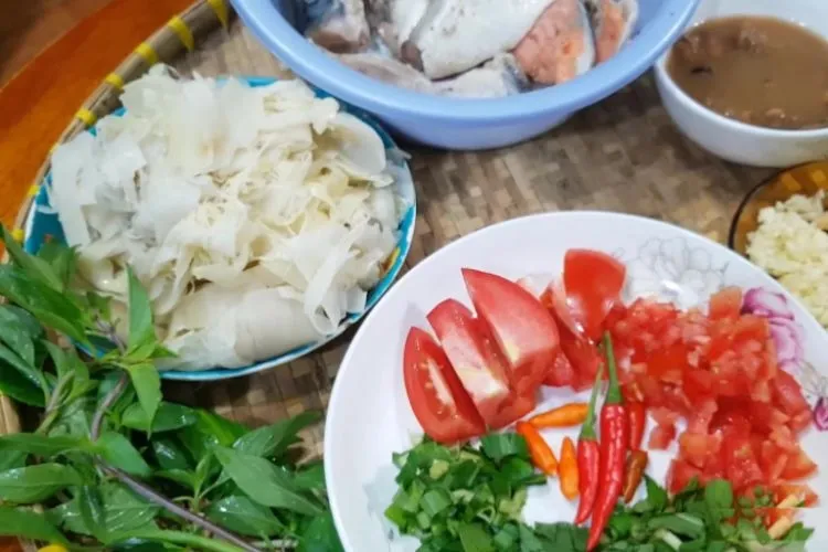 Sơ chế đầu cá hồi thật kỹ với muối và giấm là bước quan trọng nhất để món canh không bị tanh