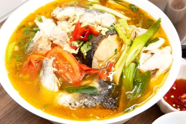 Thành phẩm canh măng chua đầu cá hồi có màu sắc rực rỡ và hương vị thơm ngon khó cưỡng