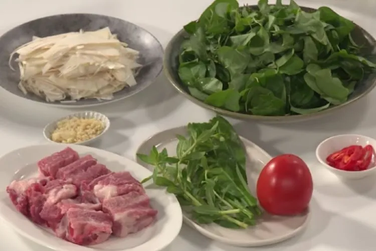 Lựa chọn sườn non có màu hồng tươi và phần thịt săn chắc để món canh đạt chất lượng tốt nhất