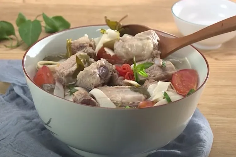 Canh măng chua sườn non là món ăn giải nhiệt tuyệt vời cho cả gia đình trong những ngày nắng nóng