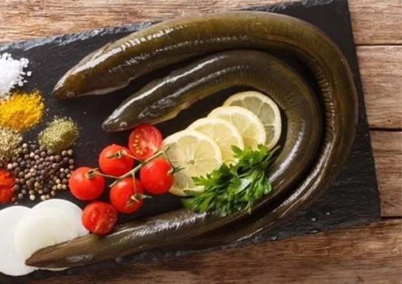 Lươn tươi sống được xử lý sạch nhớt và khử tanh bằng chanh