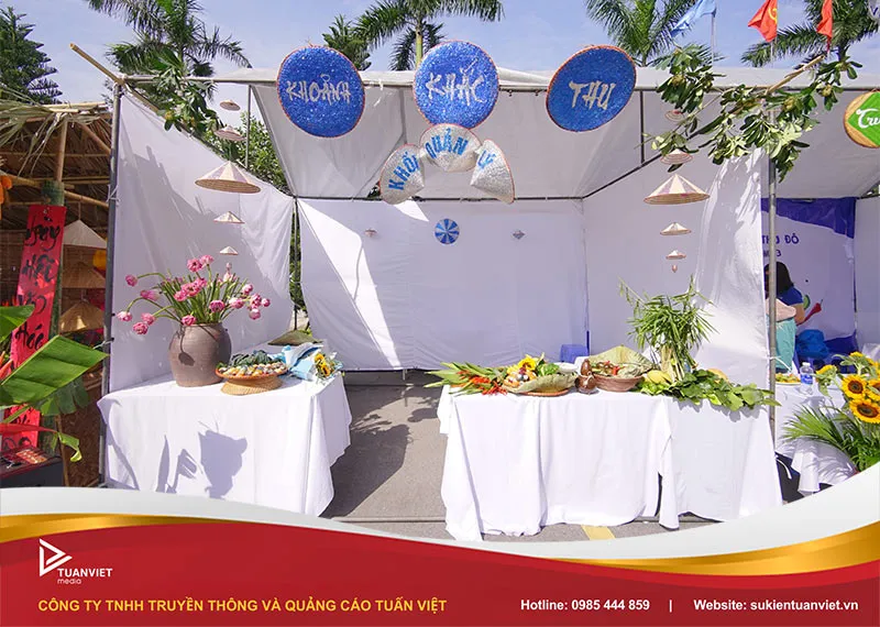 Trang trí gian hàng ẩm thực học sinh theo phong cách tối giản nhưng hiệu quả