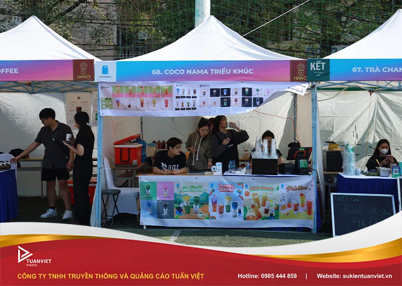 Nụ cười của người bán là chìa khóa thành công của gian hàng ẩm thực học sinh