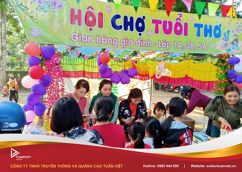 Trang trí gian hàng ẩm thực học sinh với phong cách hiện đại và năng động