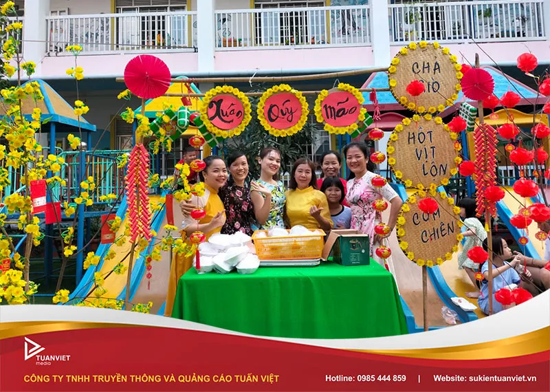 Mẫu trang trí gian hàng ẩm thực dành cho khối mầm non với màu sắc rực rỡ