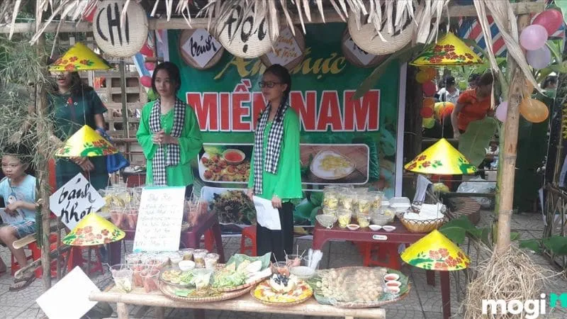 Gian hàng ẩm thực phong cách địa phương với lá dừa và tre