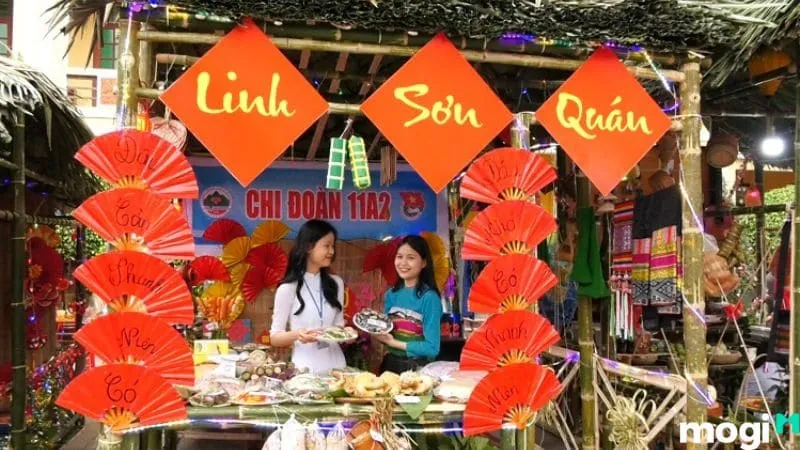 Gian hàng ẩm thực Tết với câu đối và hoa mai