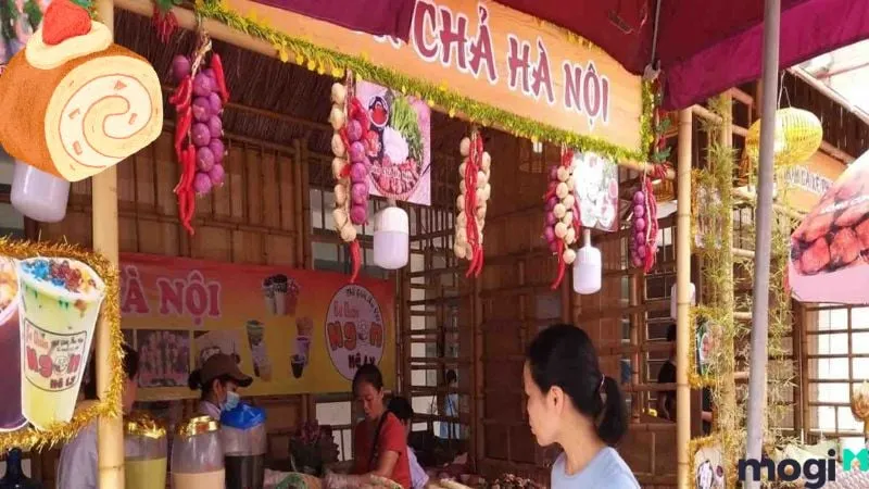 Trang trí gian hàng bằng vật liệu tự nhiên như tre, lá dừa