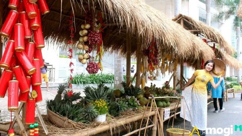 Gian hàng làng ẩm thực với nhiều món từ các vùng miền