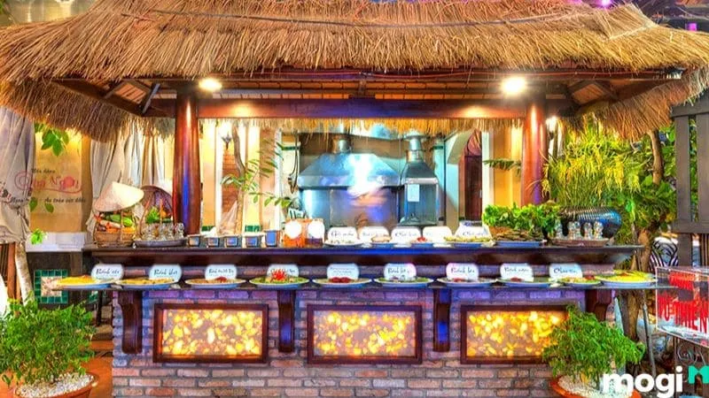 Gian hàng ẩm thực Hàn Quốc với backdrop chữ Hàn