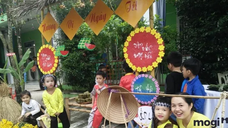 Gian hàng ẩm thực cho trẻ mầm non với màu sắc tươi sáng