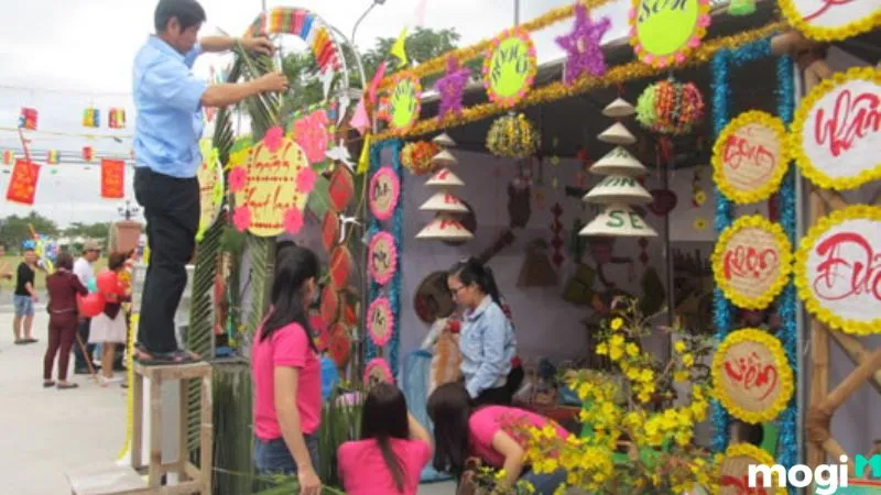 Không gian Tết ấm cúng tại gian hàng học sinh