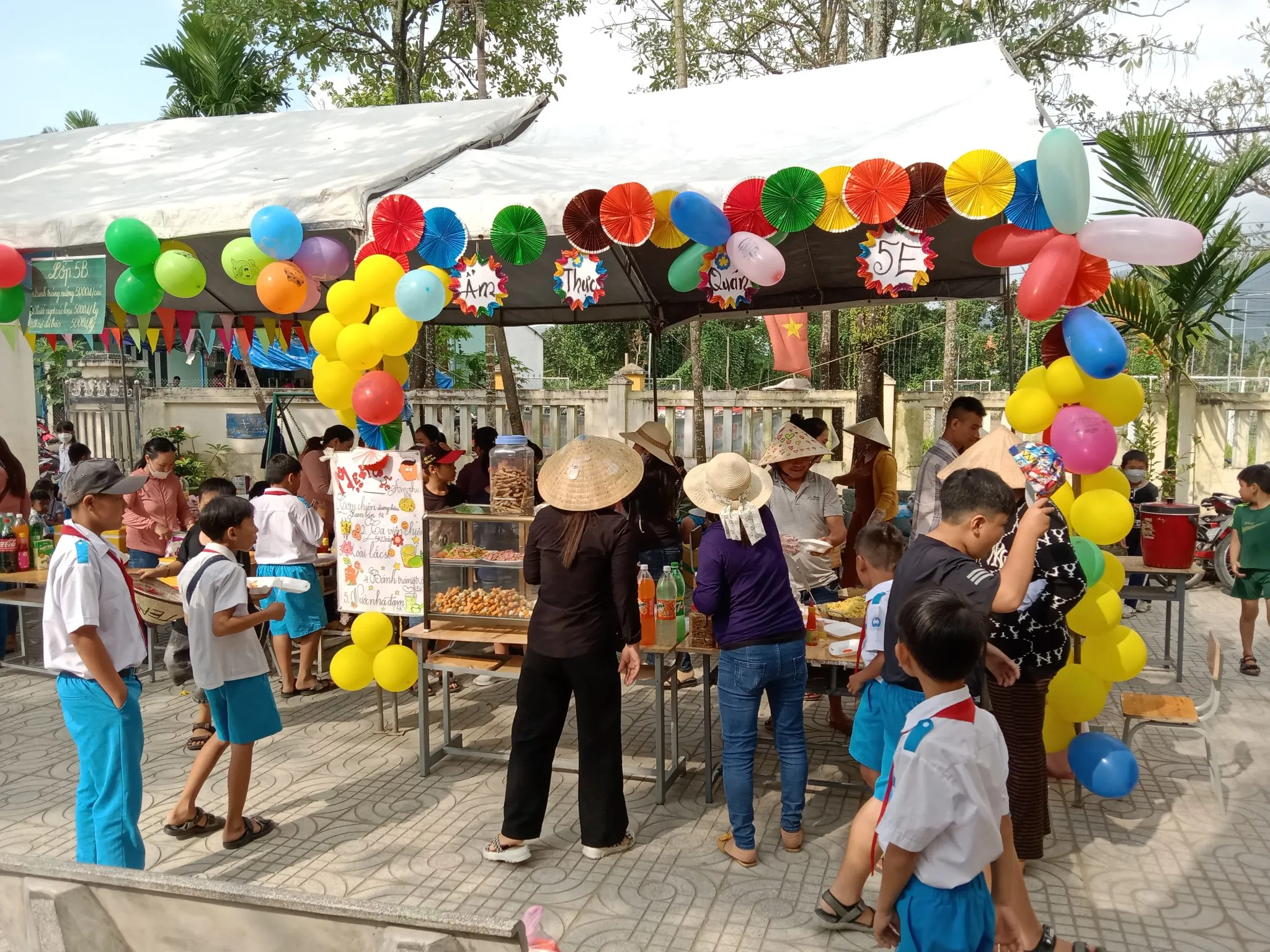 Không gian ẩm thực tại trường học đầy màu sắc