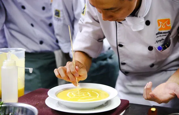 Thành phẩm súp bí đỏ được trang trí bắt mắt và cuốn hút người ăn